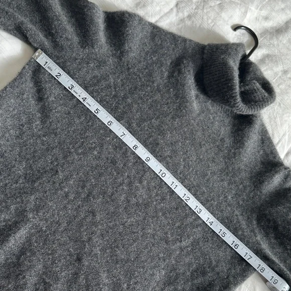 100% Cashmere Charcoal Gray Turtleneck Sweater Size S/M - Picture 5 of 6